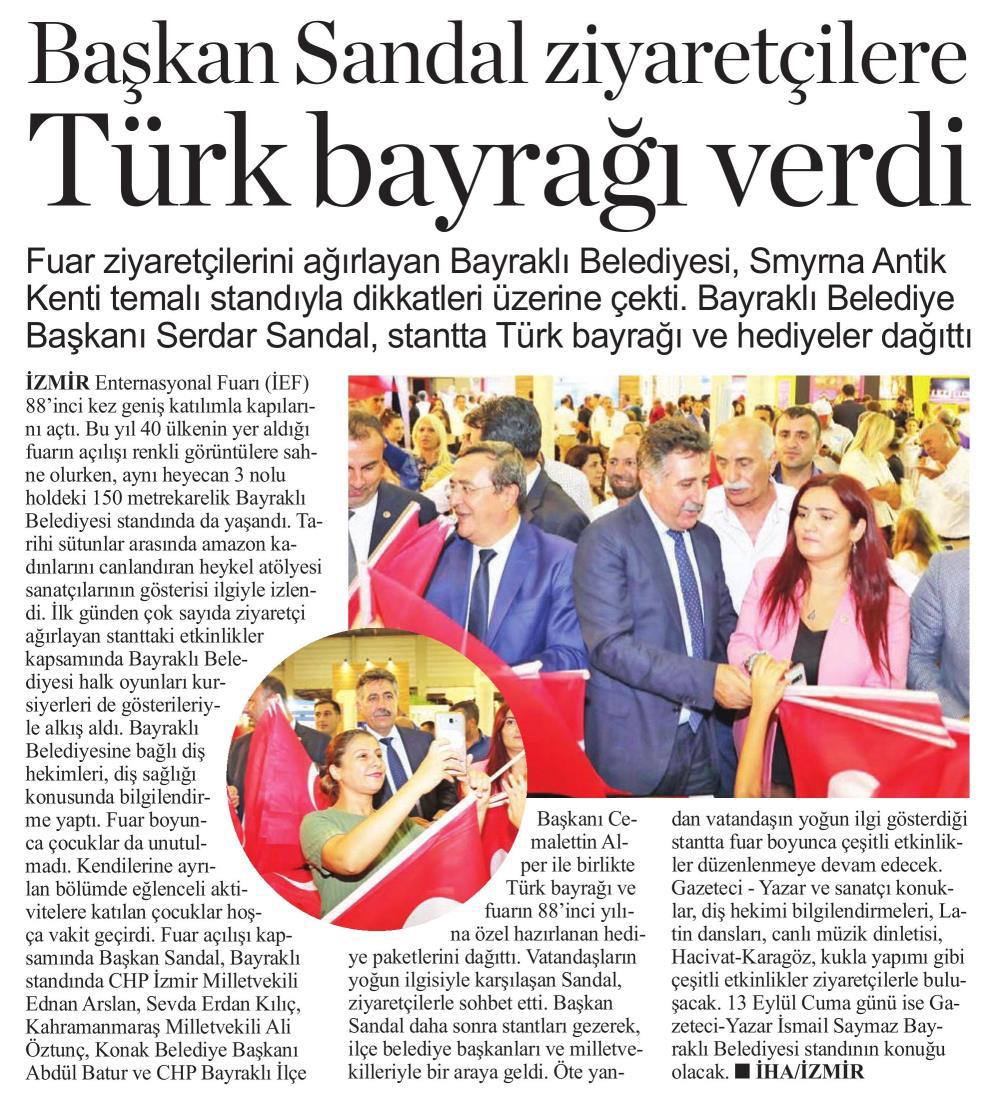 Başkan Sandal ziyaretçilere Türk Bayrağı verdi (İlkses)