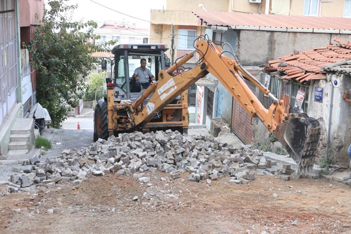 Bayraklı'da yol yenileme seferberliği sürüyor