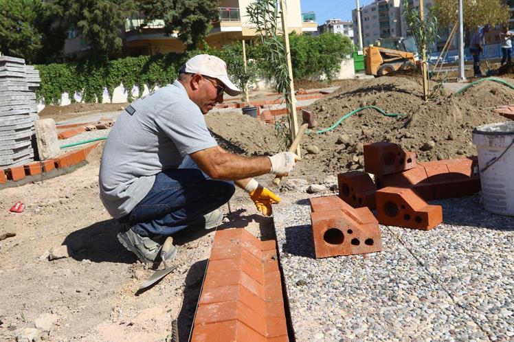 Bayraklı'da parklar yenileniyor